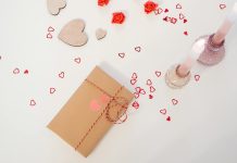 Romantikus DIY dekorációk Valentin-napra: gyertyák, virágok és apró ötletek