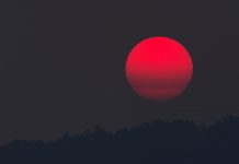 Teljes holdfogyatkozás ma este – nézd meg a vörös Holdat az égen!