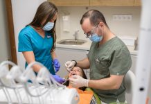 Kávé, bor, tea – hogyan őrizd meg a fogaid szépségét kedvenc italaid mellett?