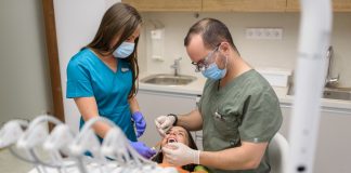 Kávé, bor, tea – hogyan őrizd meg a fogaid szépségét kedvenc italaid mellett?