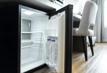 A minibár elhelyezésének titkai a hotelszobákban