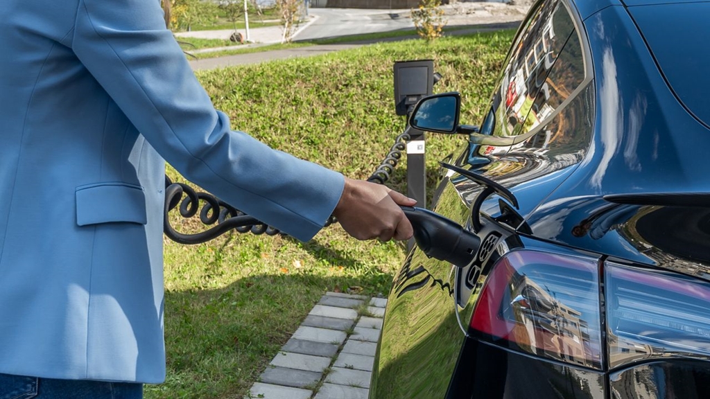 elektromos auto toltese utazas kozben